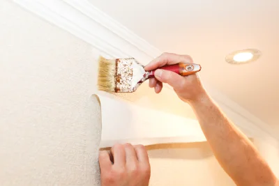 Pose de papier peint aux Places — revêtements muraux et toiles de verre